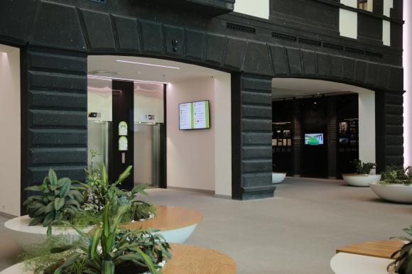 525+ people can be transported by the 7 elevators in about 5 minutes